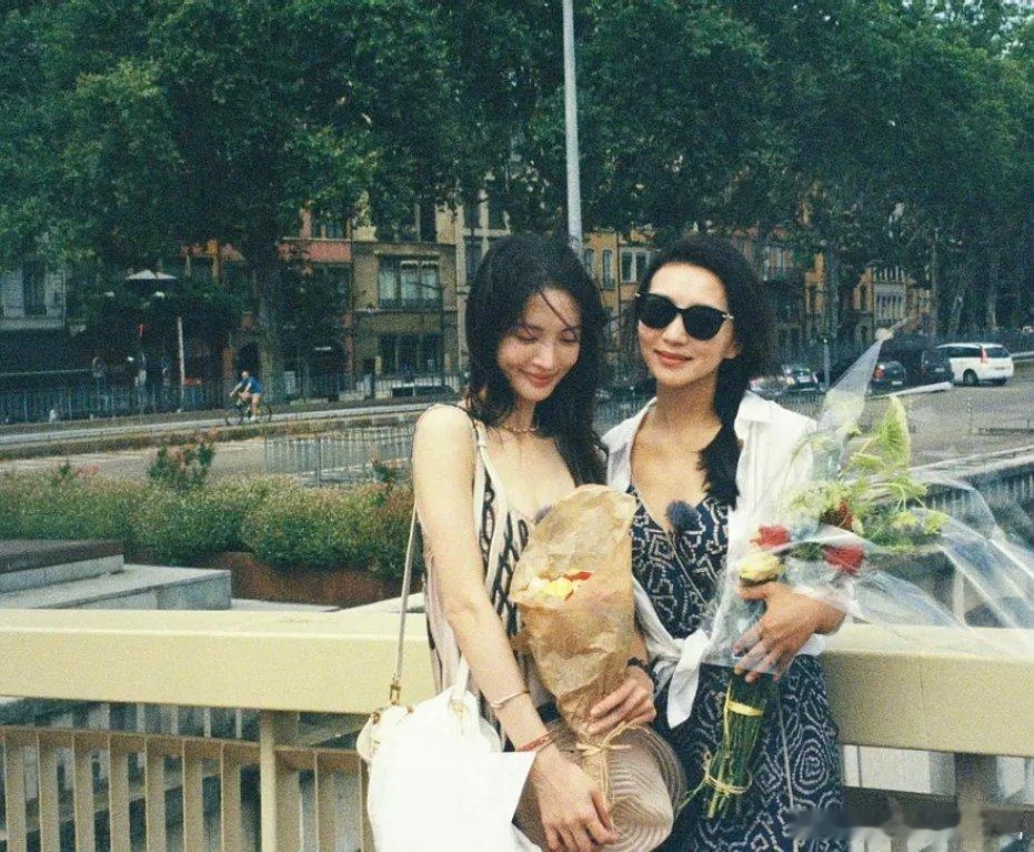 有人懂吗！妹妹给14拍的这两张真的很有故事感 ​​​