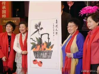 香港北京海外联谊会一行拜会，北京侨商会陈丽华会长，签约并交换了礼物。