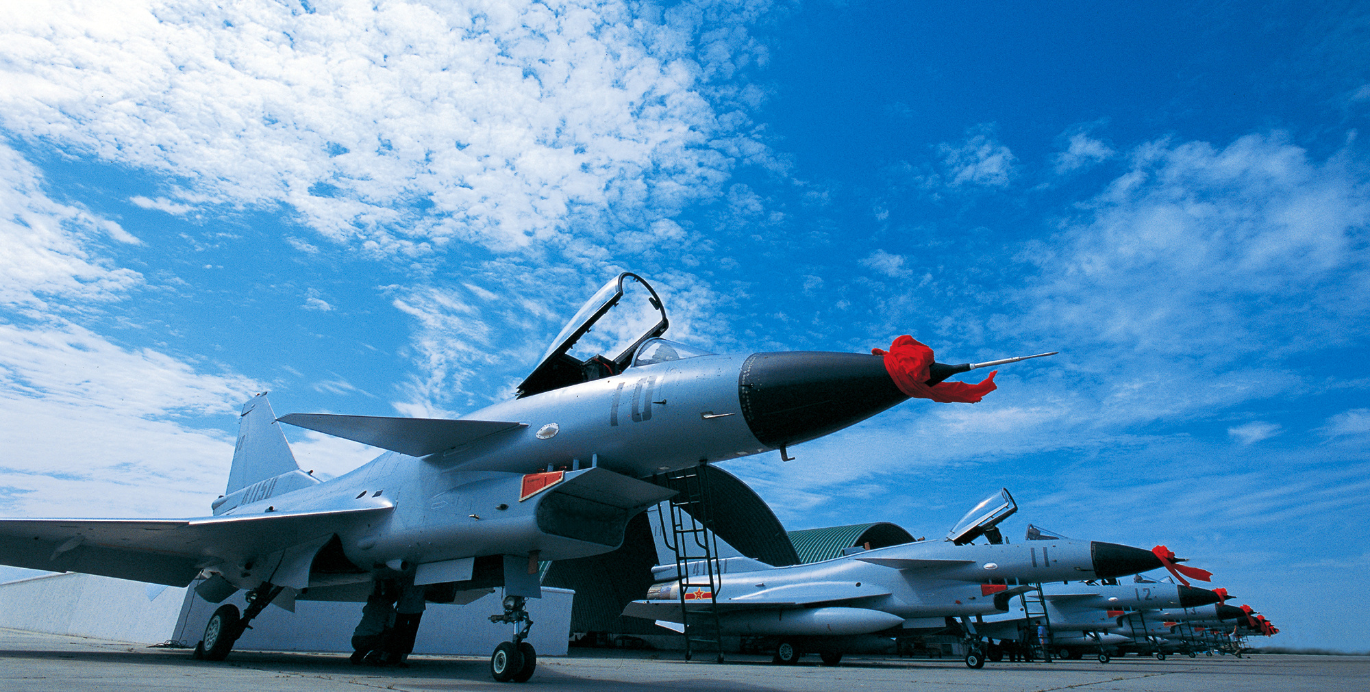 2004年，原成都军区空军驻云南某部接收第一批歼-10战斗机。原来新提的战斗机，