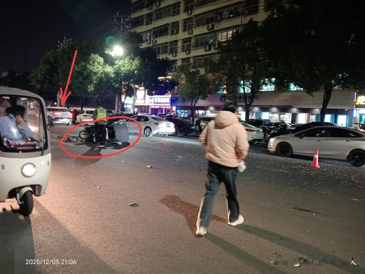 一个老头乐被干翻了
玻璃撒了一地
前后有十来
肇事车是一辆奔驰车
开车不仅看技术