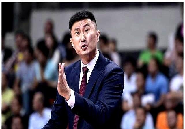 广东队比赛看得是我是有点憋得慌。

张皓嘉首发。结果呢？进攻停滞，节奏全乱，张皓