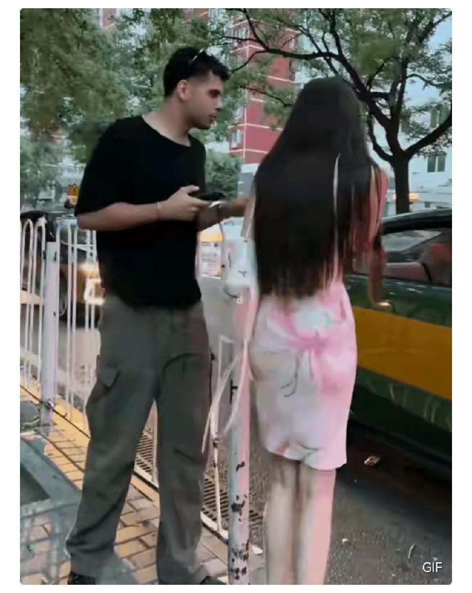 这个印度男人的眼里，没有丝毫的杂质，全都是欲望。

都说“印度男人很会满足自己欲