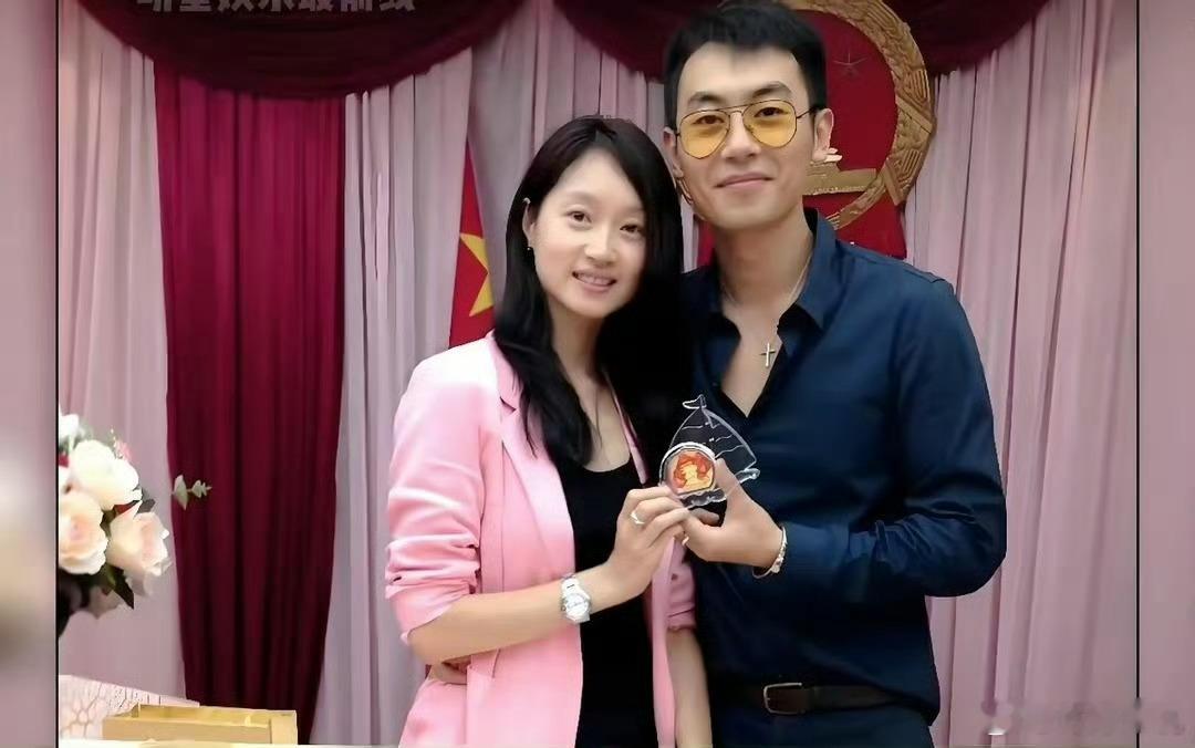 #沈佳妮# 眼神干净灵动，可惜15年来一直没有红，可她的丈夫却是大红大紫 #朱亚
