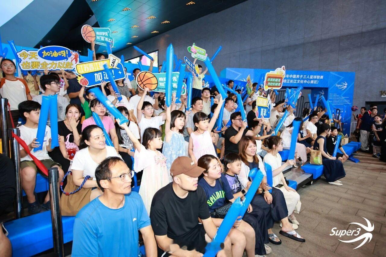 超三联赛江苏靖江赛区再度上演“万人观赛”盛况，日均客流达1.5万人次，带动全域消