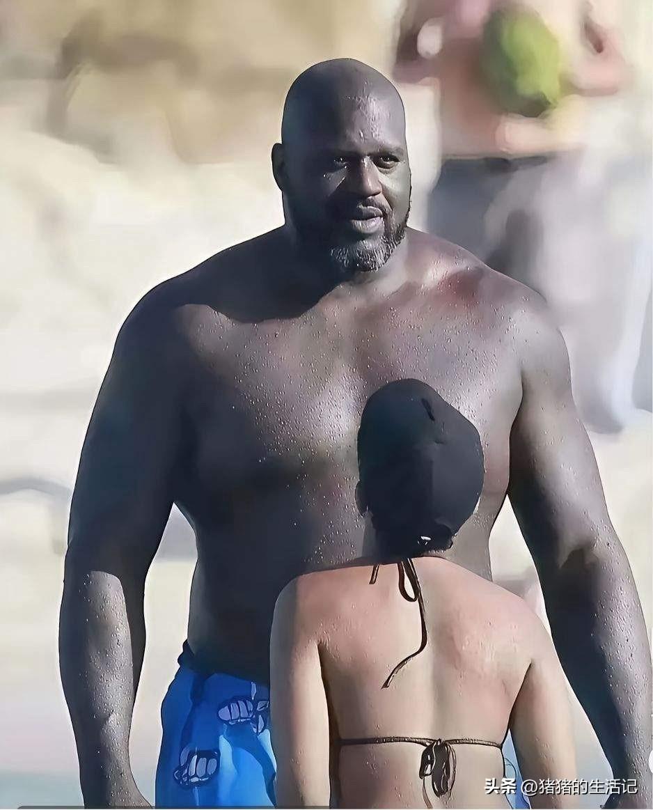 真的很佩服奥尼尔 ，怎么会找个这么娇小的老婆呢？

奥尼尔是一名职业篮球运动员，