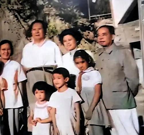 1971年，时任江西省委书记的杨尚奎身体病重，家中两个儿子报名参军，政审环节双双