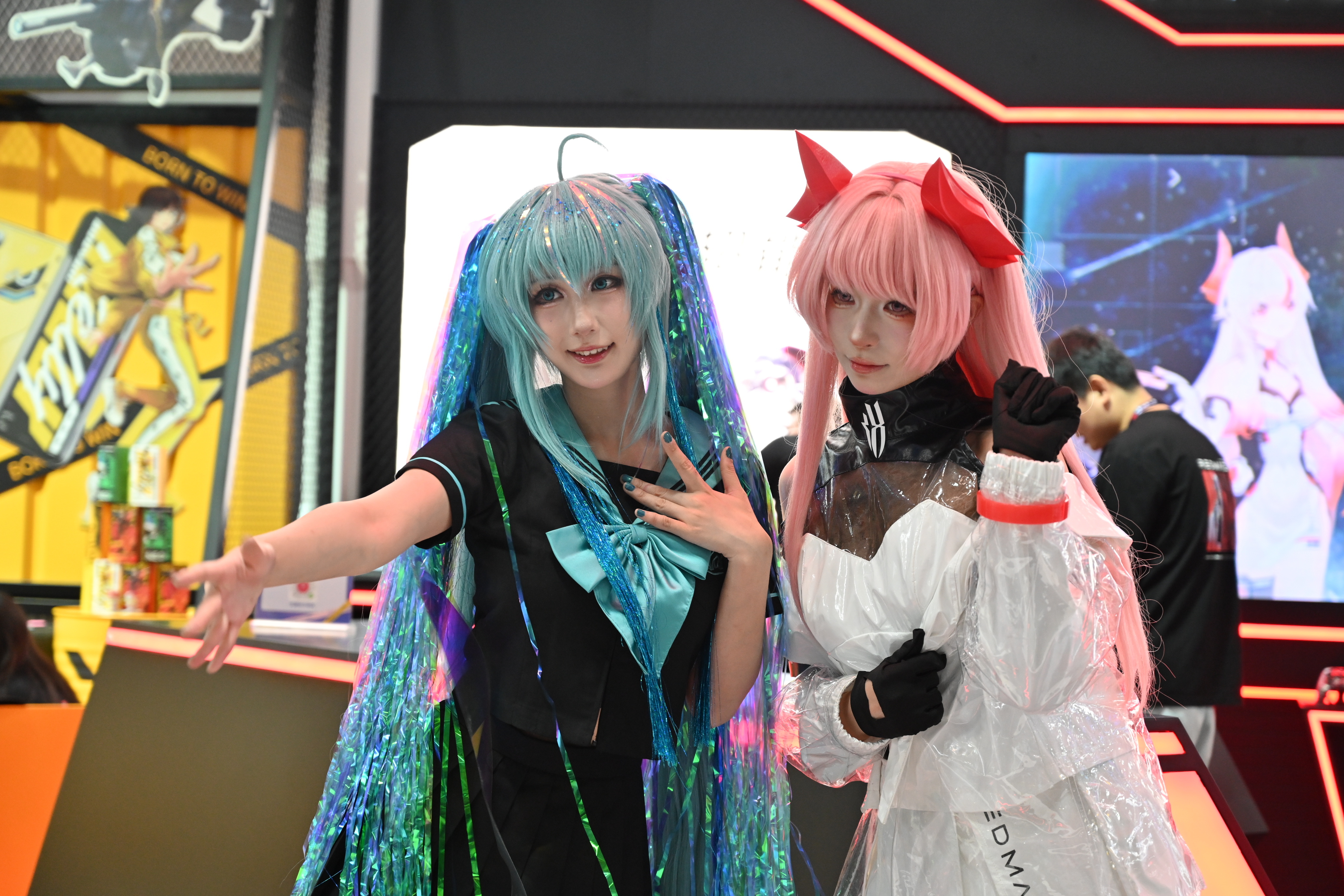 MWCSH 2025 现场好像也就红魔准备了Coser，还有一个玻璃罩起来的红魔