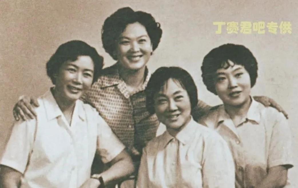 越剧大师范瑞娟和她的弟子的2张合影。
图一，范瑞娟老师和她五、六十年代的3位弟子