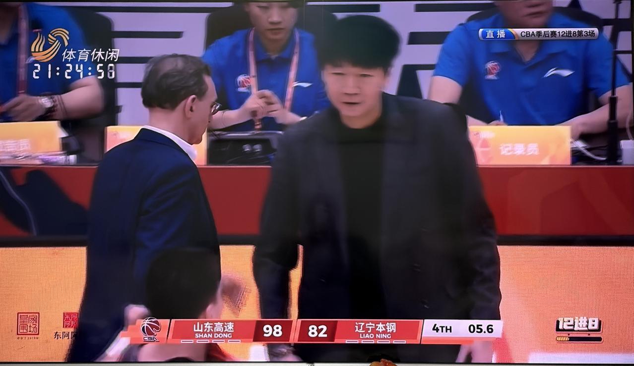 你敢相信吗！
昔日篮坛霸主单节仅仅得到6分！
CBA季后赛12进8第三场，山东高
