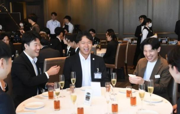 日本应届生起薪一年暴涨40%，那个“社畜”标签该撕了？
10月1日，东京街头全是