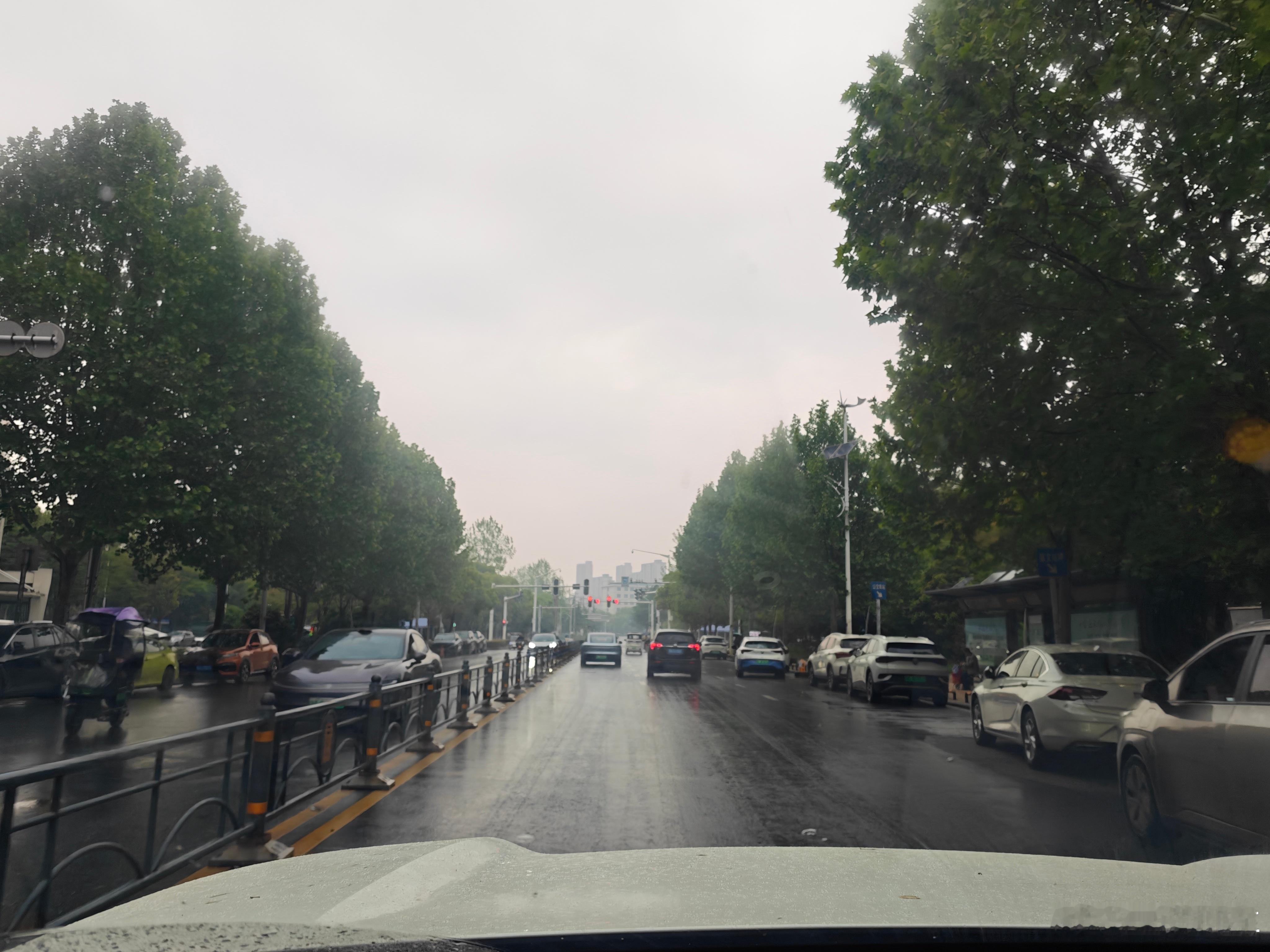 一个星期没有工作了 今天去一趟店里  下午再回来 挣点儿奶粉钱去 武汉