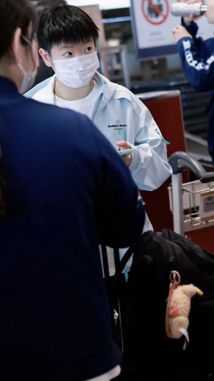 孙颖莎出征伦敦世乒赛团体赛 以绝对实力赢得对手尊重，携万千期许奔赴伦敦！一单定军