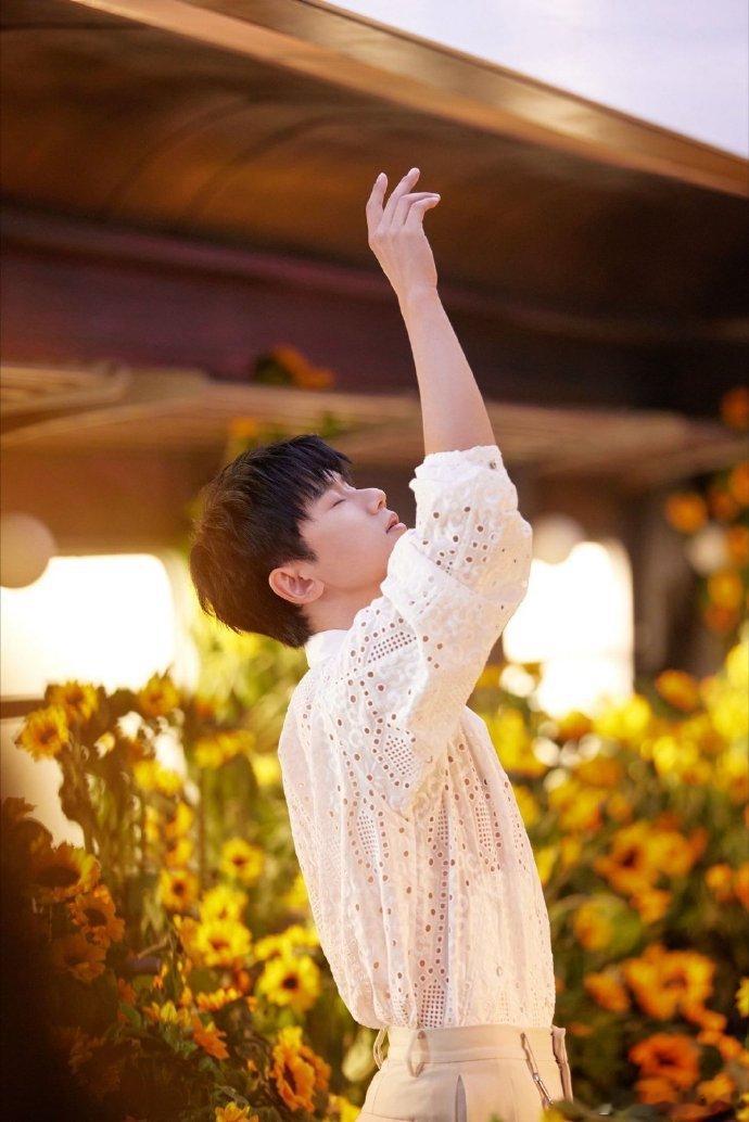 张杰演绎MJ金曲 张杰致敬迈克尔杰克逊 耳边低语般的演唱！张杰在秋夜舞台唱响MJ