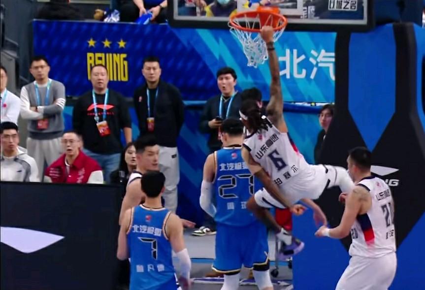 周琦被珀塞尔隔扣引发争议一幕：

周琦应该用行动回击他！在北京主场迎战山东高速的