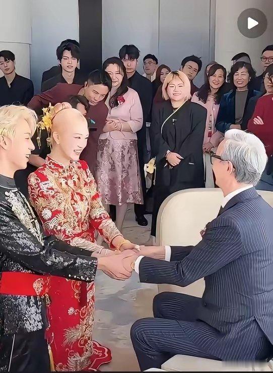 新娘对不起 第一眼以为是光头新娘然后才知道是染了头发