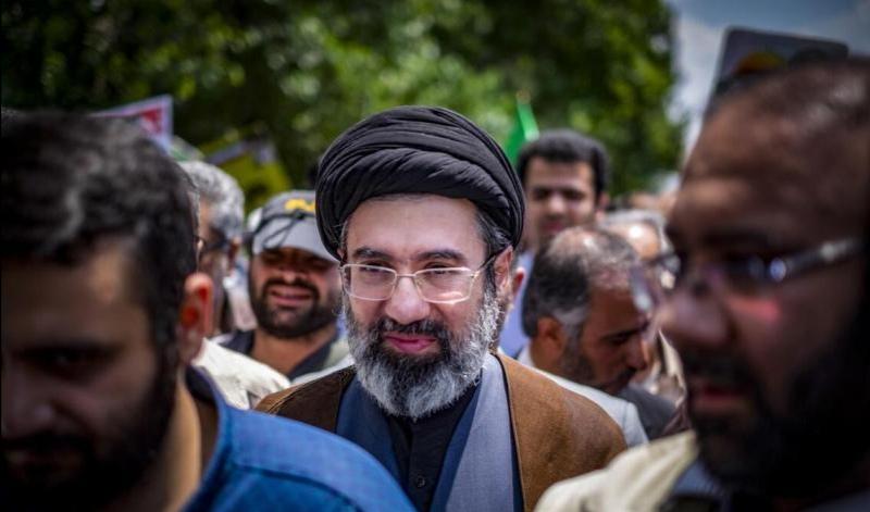 特朗普来麻烦了，哈梅内伊之子当选伊朗新最高领袖 革命卫队宣誓效忠
   当地时间