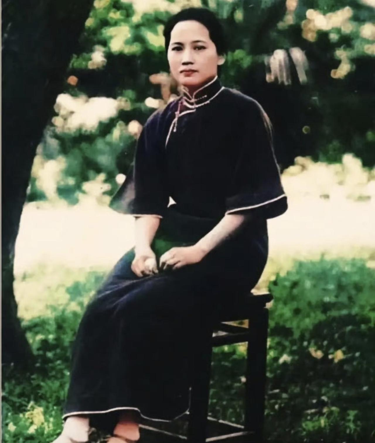 哎我去！年轻时期的宋庆龄好美啊，气质属于优雅温婉的类型！三姐妹里他是最美的！气质