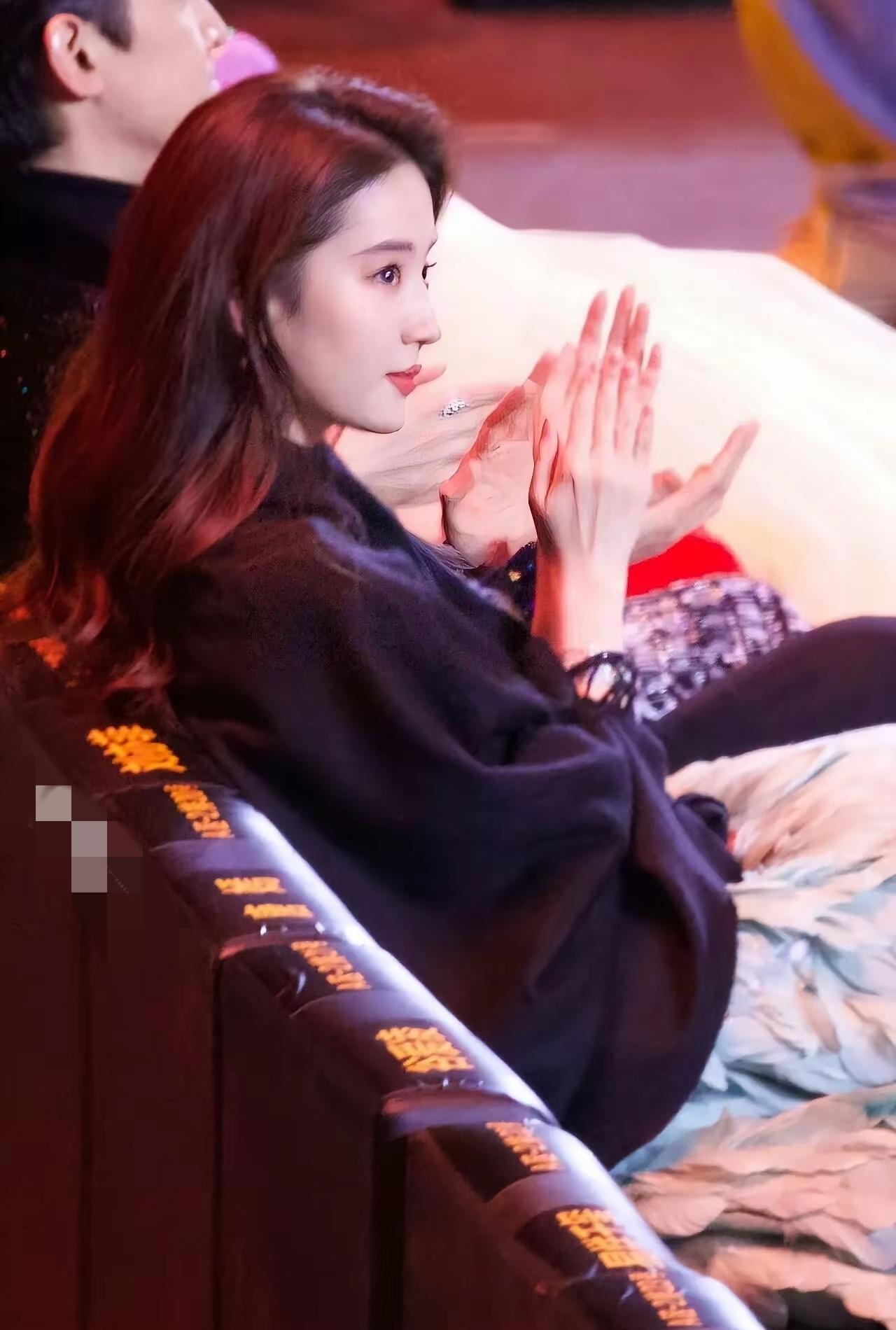 刘亦菲
优雅侧颜[比心]