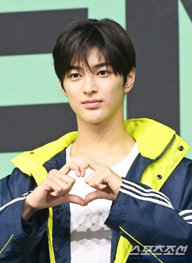 【naver综合】20日下午举行的CORTIS迷你二《GREENGREEN》媒体