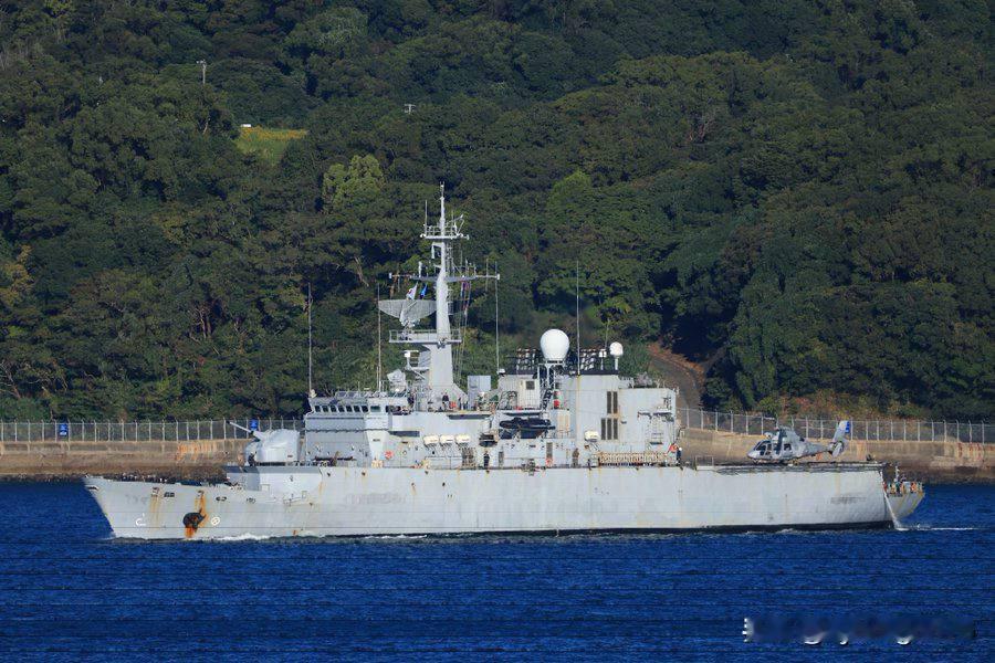 🇫🇷法国海军“草原”号护卫舰（F731）于2025年10月29日离开日本佐世