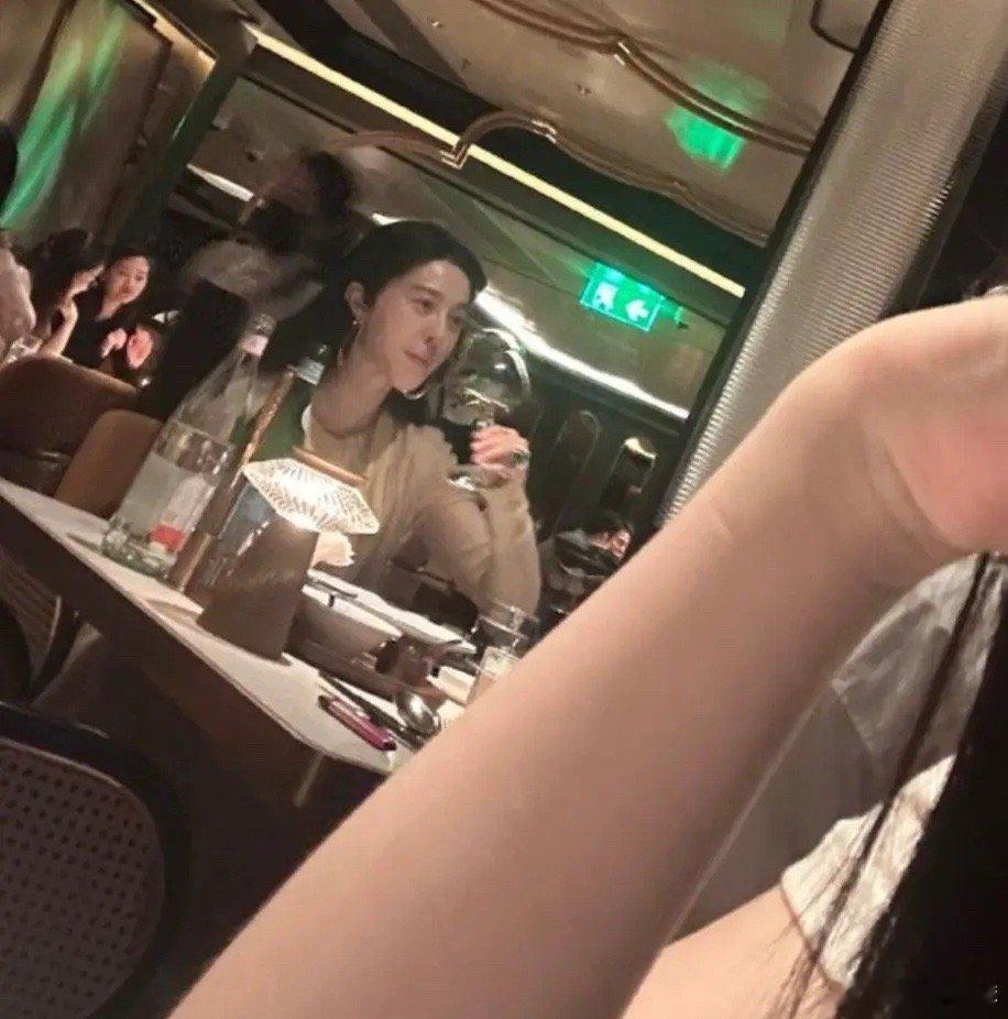 范冰冰饭局照流出来了，喝酒还吐舌头，素颜温婉大方，和妆后判若两人！ 