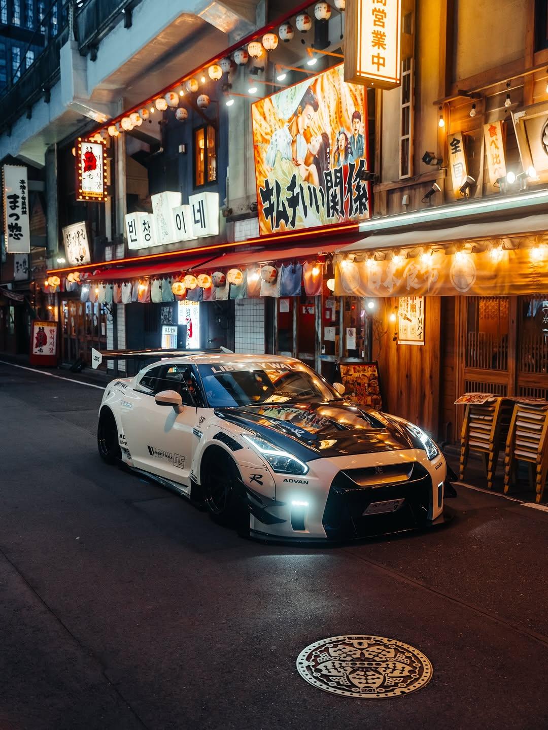 日本街头的日产GT-R R35，由LIBERTY WALK日本的汽车改装品牌打造