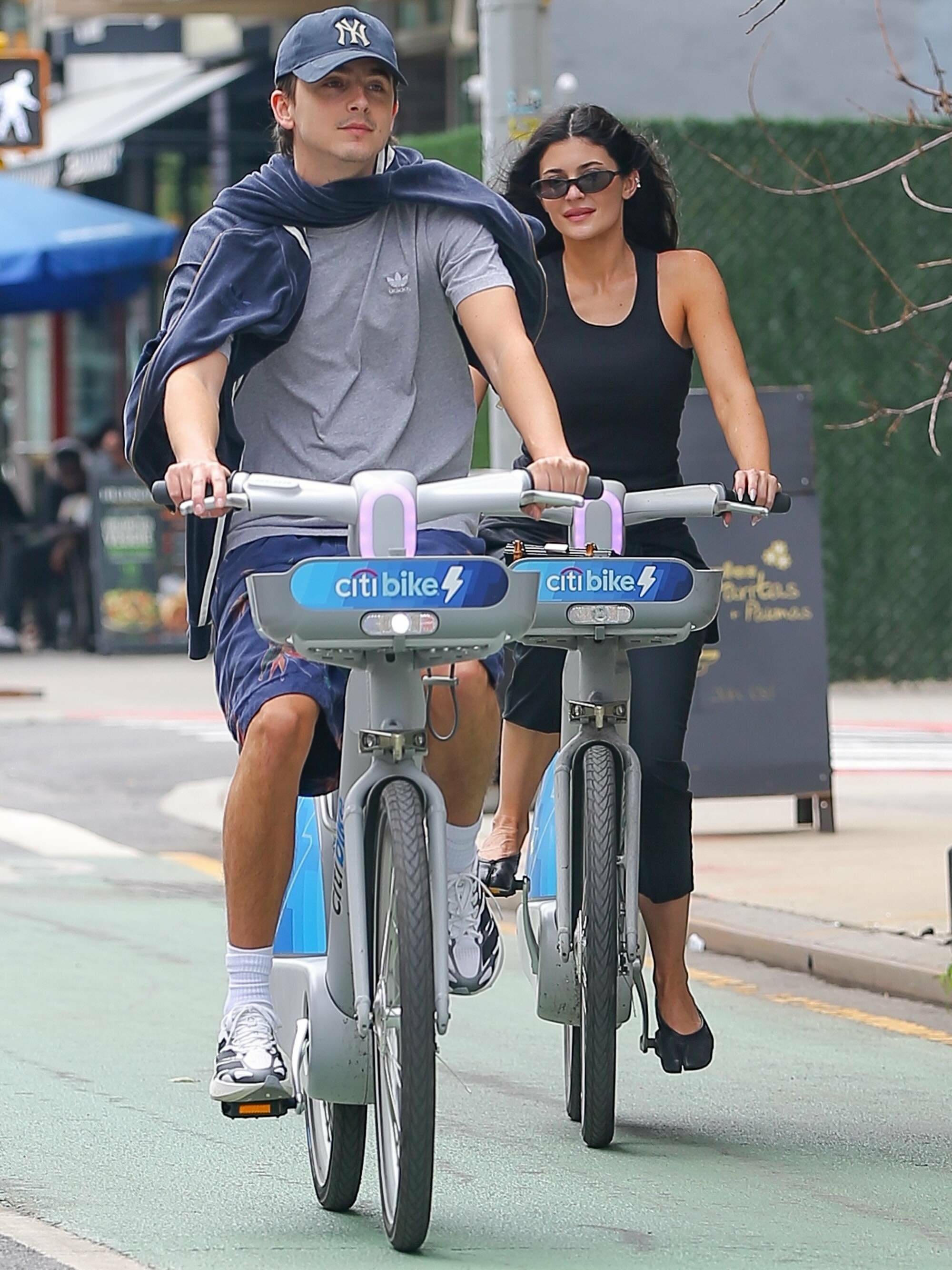 甜茶Timothée Chalamet和金小妹Kylie Jenner纽约街头骑