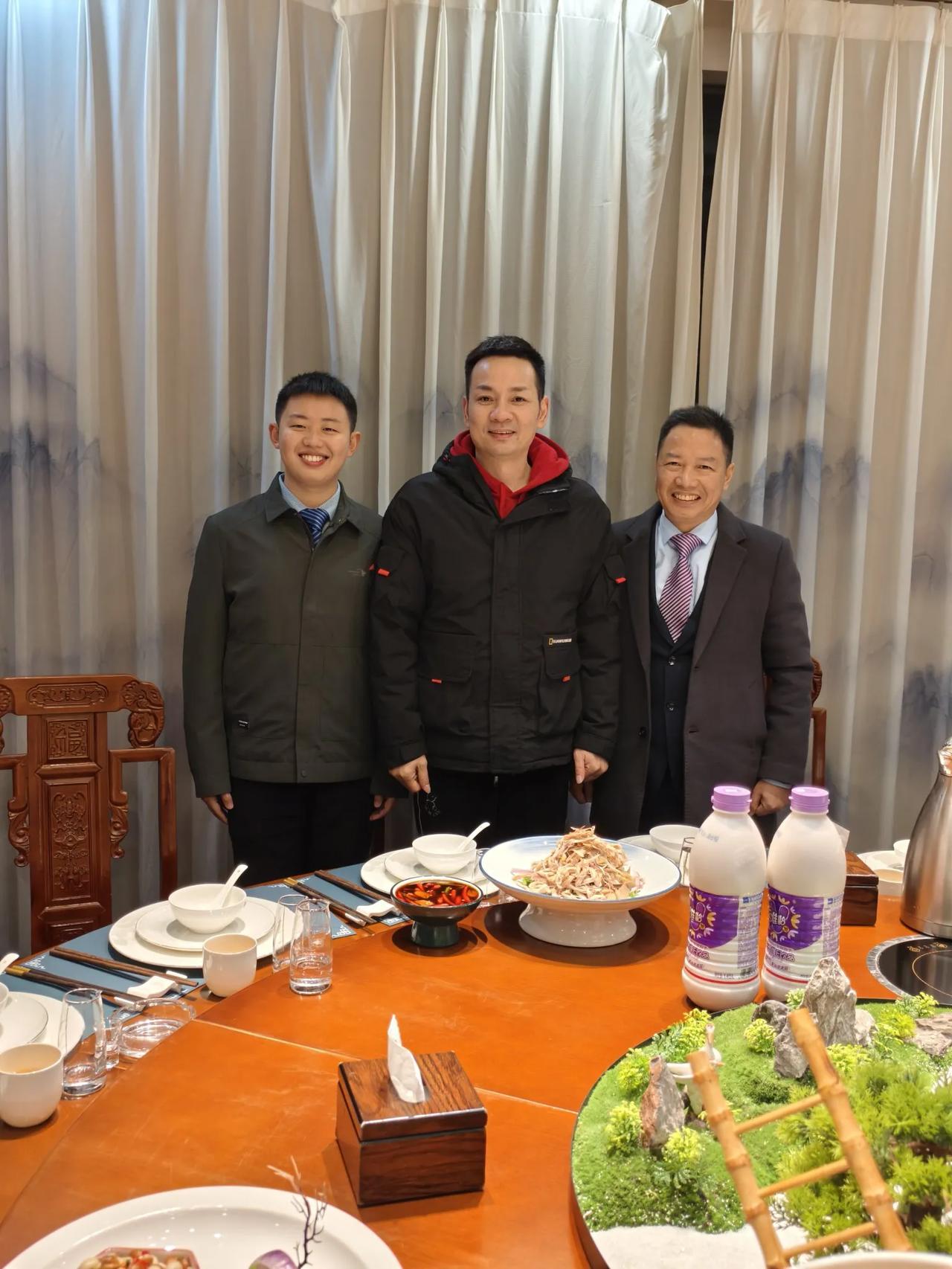 最帅老师
        ——南木子
披星戴月承先志，
沥血呕心益后人。
国哥老