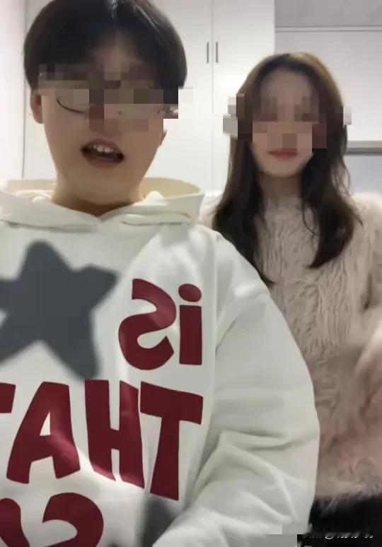 想不到，大学生去看一场电影，竟然上了热搜，因为一点摩擦，竟然给一个3岁的孩子磕头