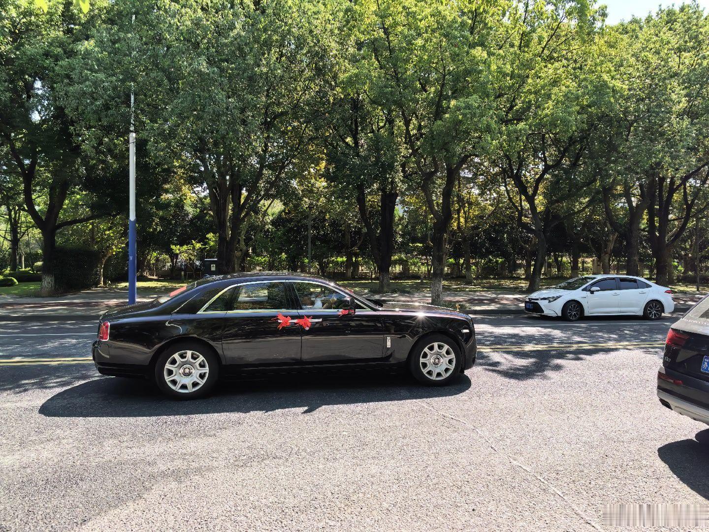 苏州金鸡湖边上遛弯，遇到个婚车队:红旗国礼打头，后面跟了有9辆劳斯莱斯，这是什么