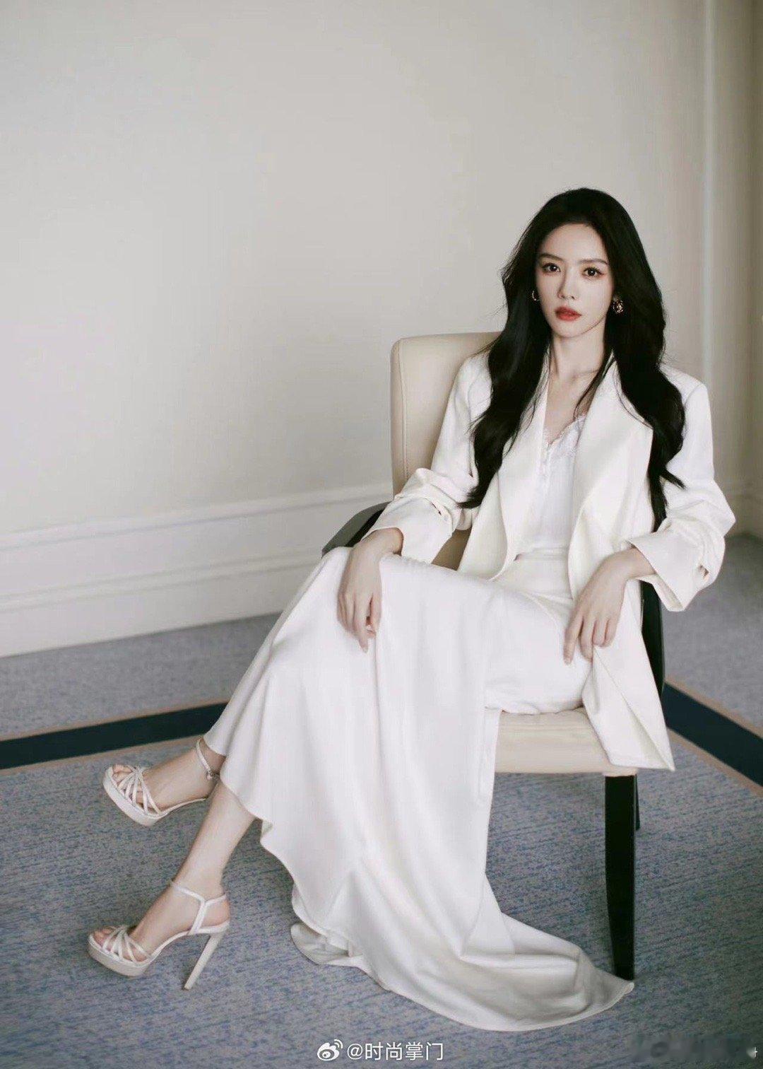 #蔡文静露肩#，她的美丽和自信，让人感受到了女性的魅力和力量。 ​​​