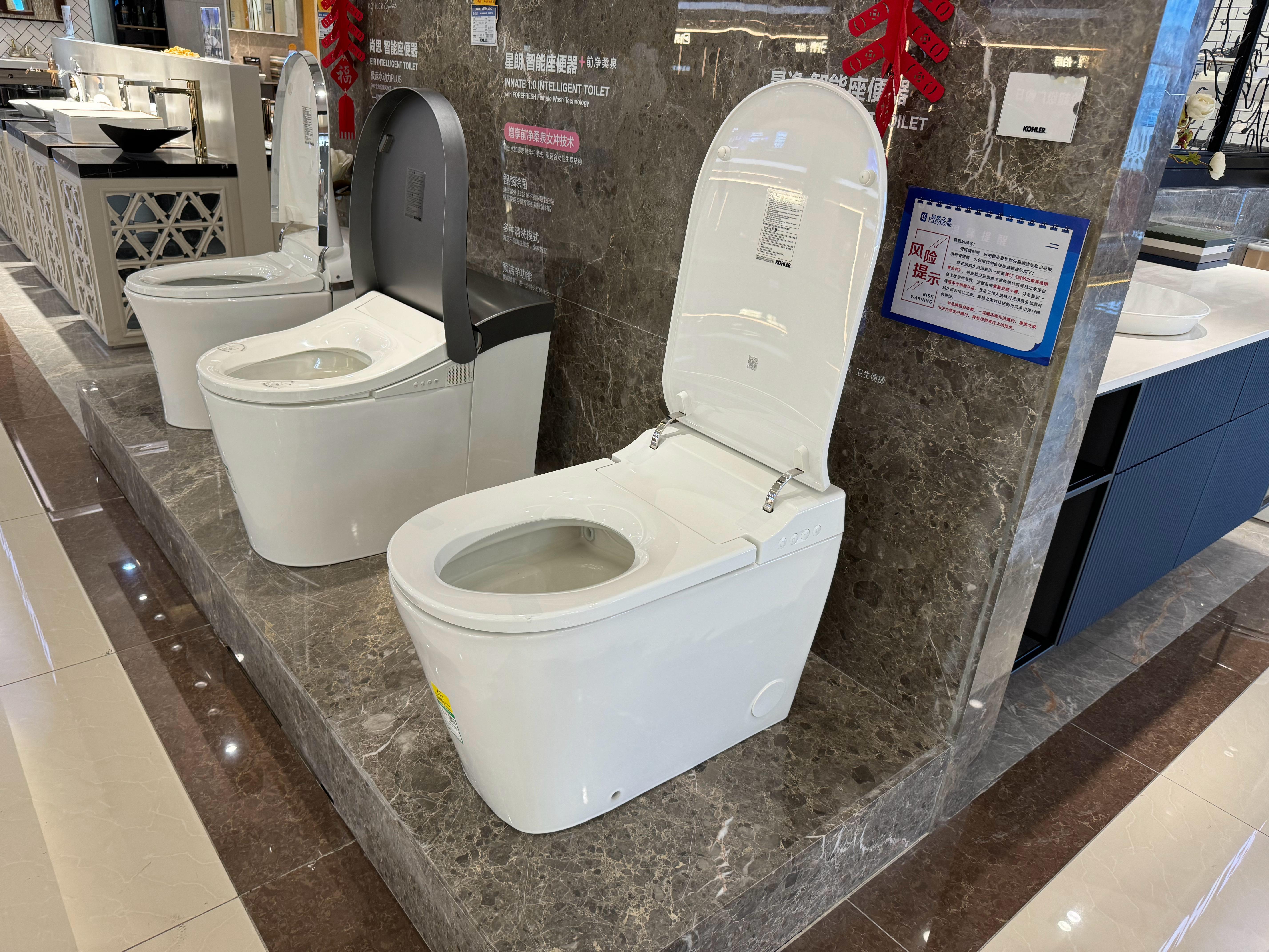 家里搞装修，装修师傅带我来挑家具，马桶，橱柜。挑得我头皮发麻，不如家徒四壁，省钱
