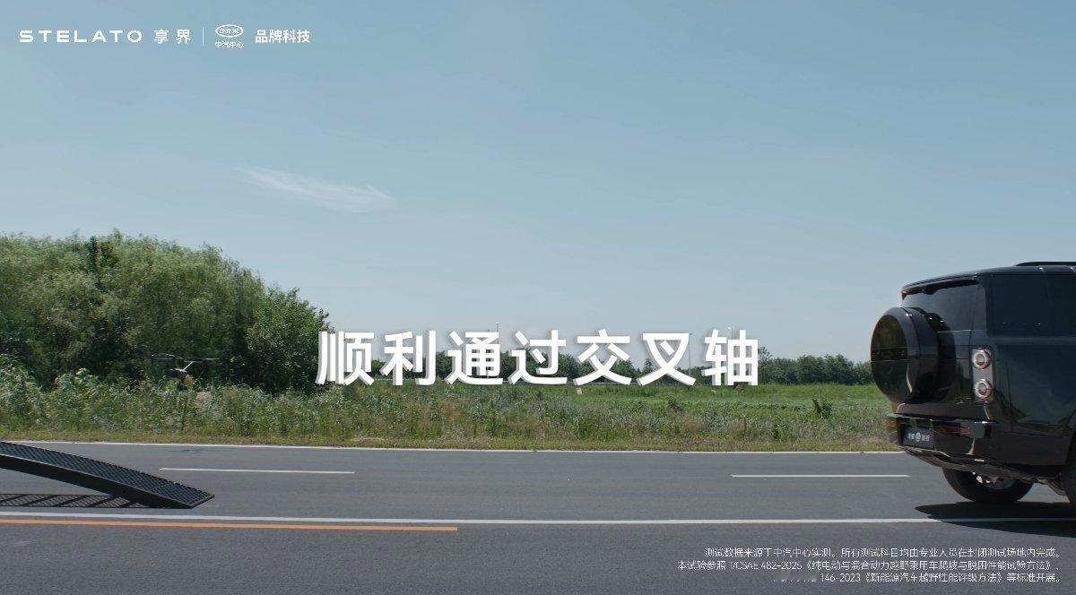 建议开车一定要远离马路牙子户外出行最怕遇上烂路打滑，陷车之后进退两难十分闹心。享