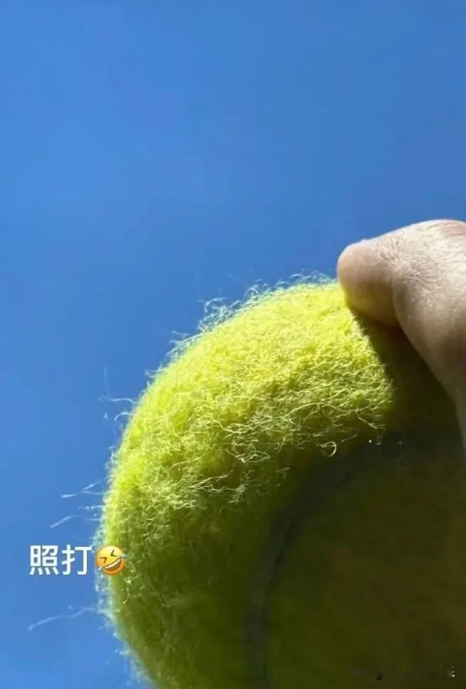 周杰伦疑似否认私生子传闻，发动态下雨天照打，他的工作人员也辟谣身正不怕影子斜。
