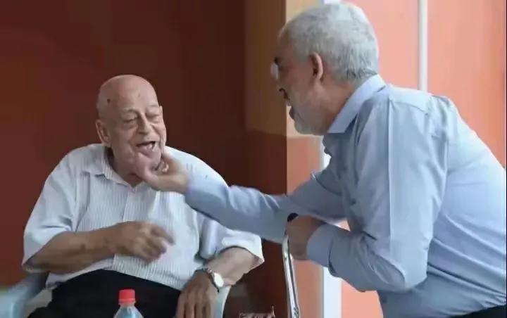 哈巴们说，加沙的孩子都长不大。可是为什么辛瓦尔活到60多，他爹都活到80多岁。难