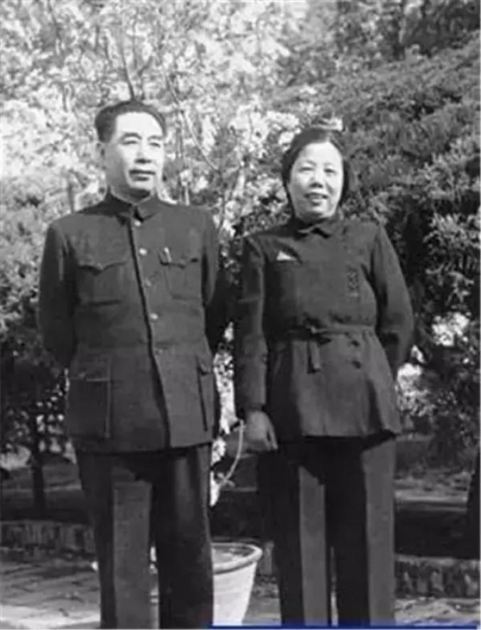 说到周总理，你脑子里最先蹦出来的是啥？是不是课本上那张和蔼可亲的脸？没错，他是咱