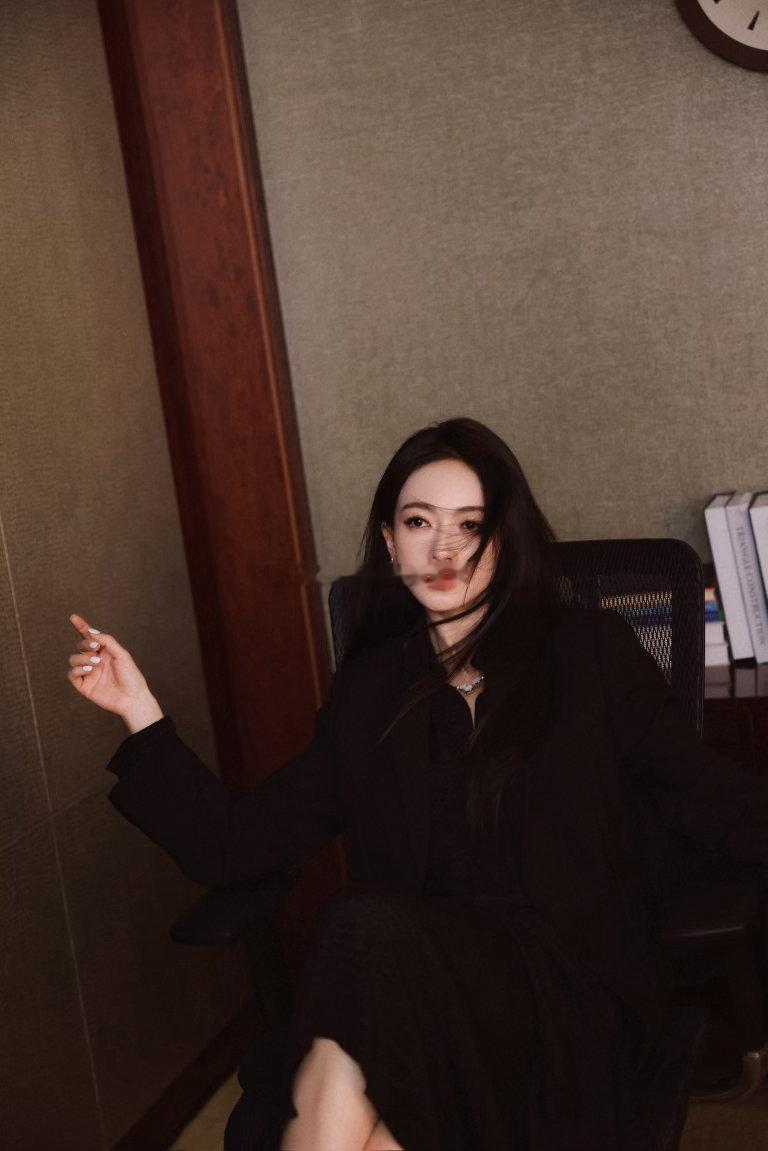 突然get到吴谨言了、吴谨言白色美甲精致从来都在细微之处，吴谨言这款白色美甲低调