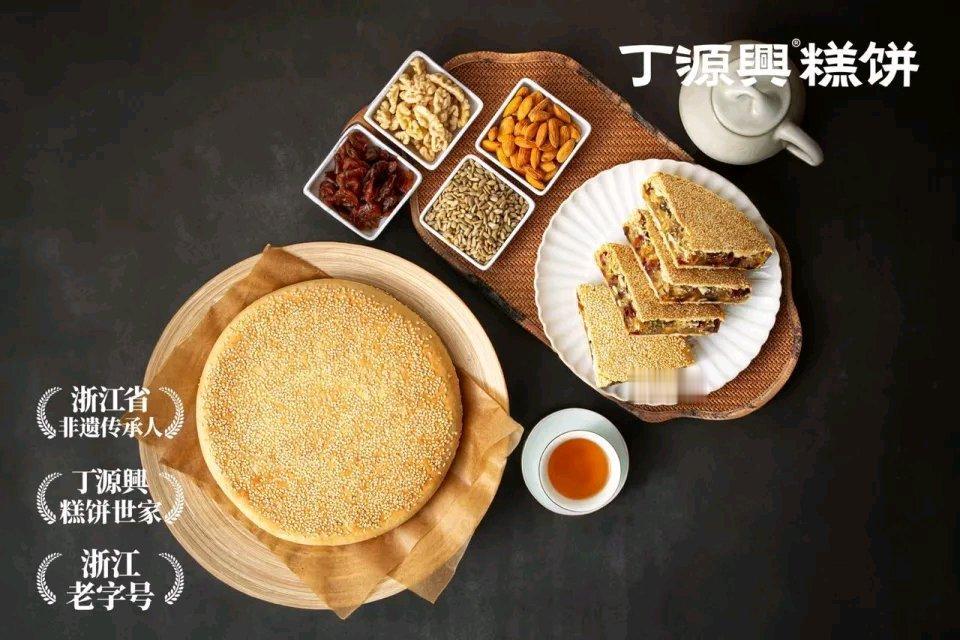 中秋佳节，月饼是少不了的美食，而温州的瓯式月饼别具一番风味。它比普通月饼大三倍，