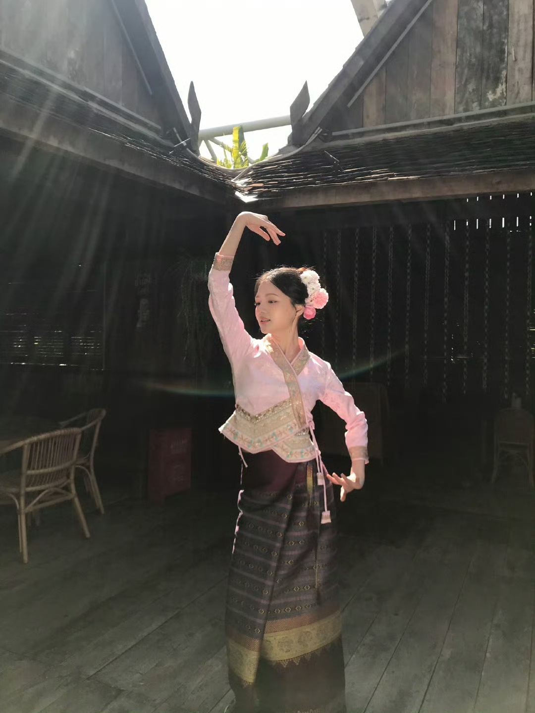 任敏一键入傣哈哈哈哈哈任敏一键切换傣风造型太惊艳！粉粉嫩嫩簪花盘发氛围感拉满，颜