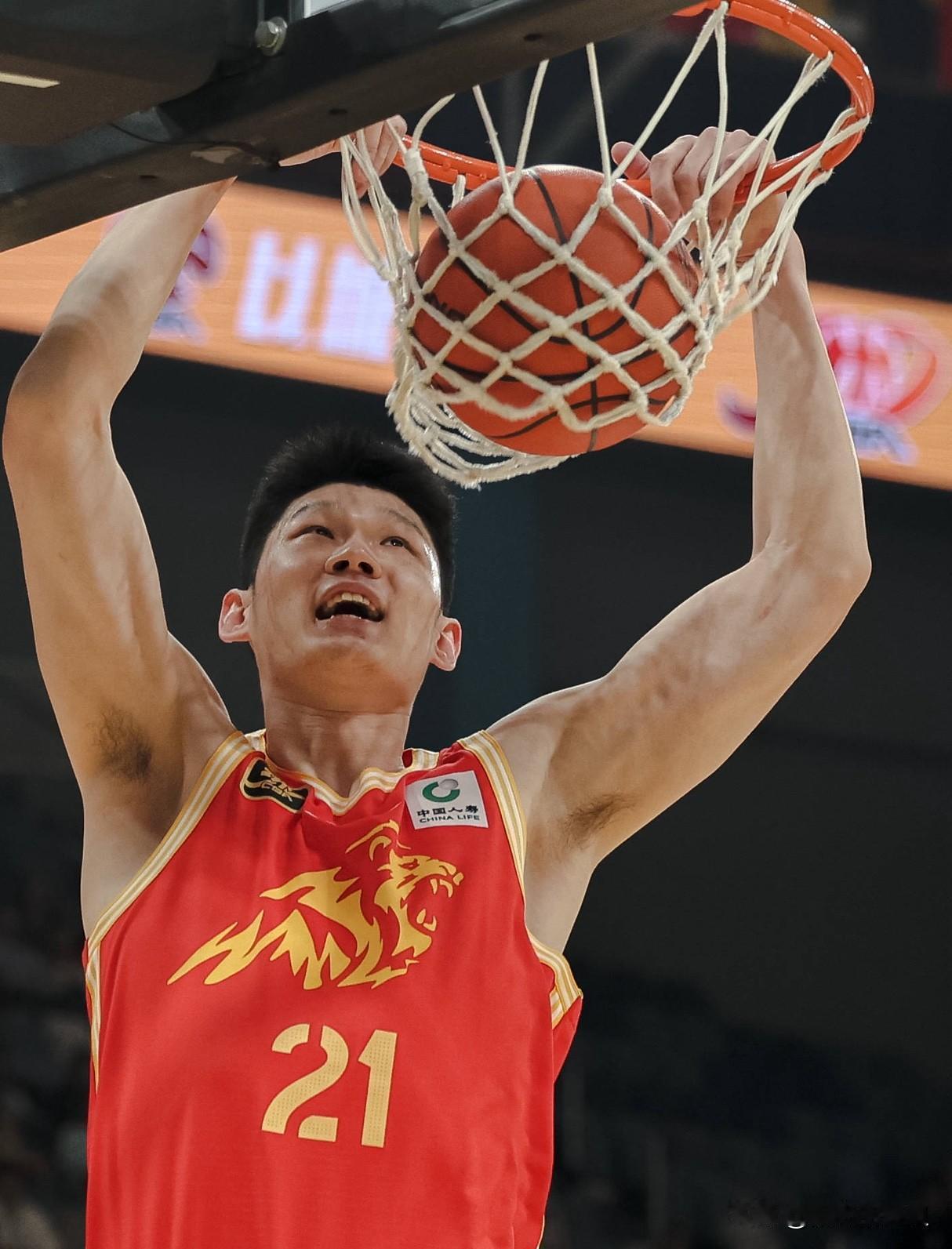 广厦打球的特点：
1，一开始所有的球员都上。主要靠外援打拼。
2，自己的主力和防