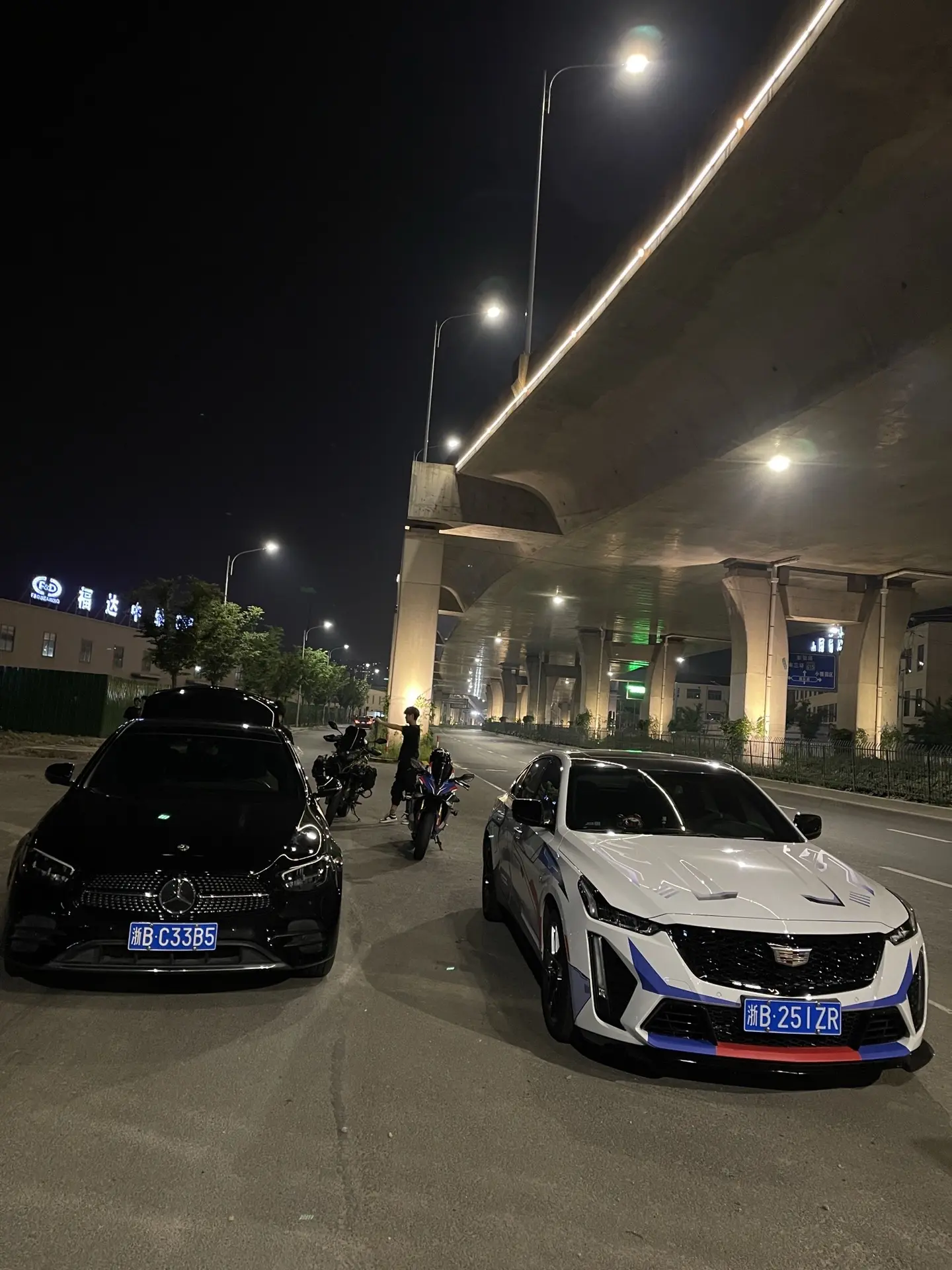 自从把膜撕掉过后，就没什么辨识度了，还是曾经比较骚气