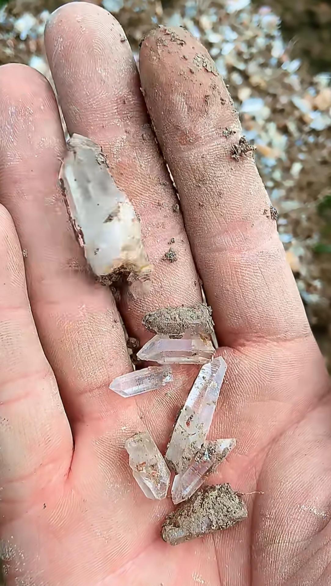 满地都是水晶，捡都捡不完。可捡来这有什么用？