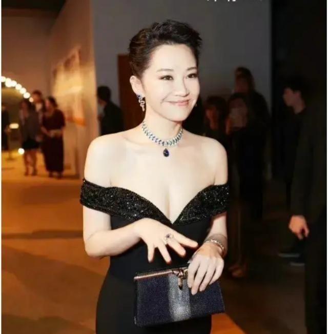 1997年，已有家室的富商刘波追求 许晴 ，豪掷3000万买下 北京 一座四合院