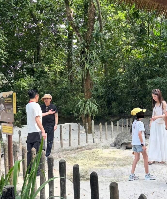 最近郭富城和方媛带着家人一起亮相新加坡动物园，她在走路的时候牵着方媛的手，看上去
