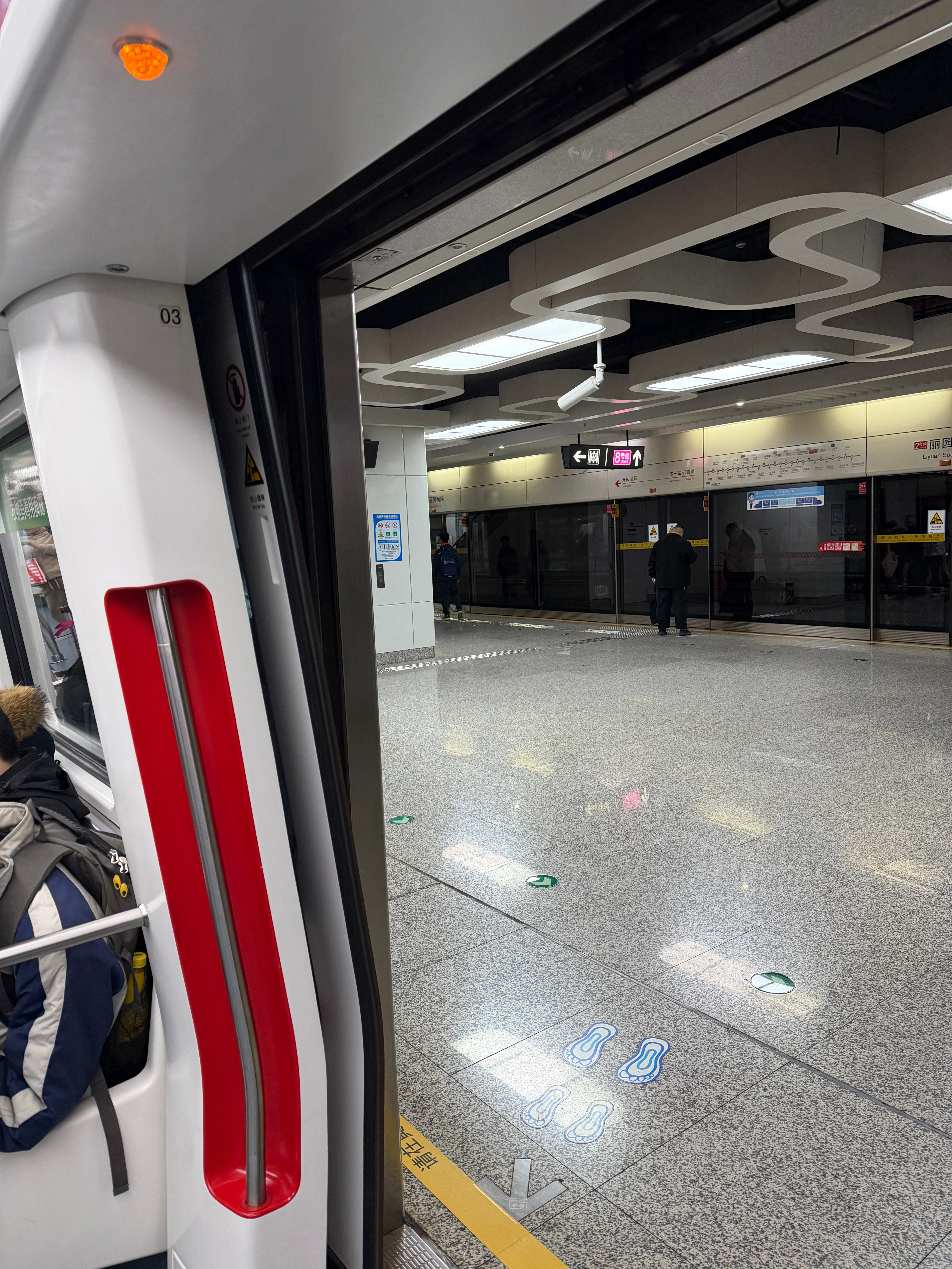 在地铁上听到了高中生的对话👂🏻“我真的要气死了！”“我这次数学进步这么多语文