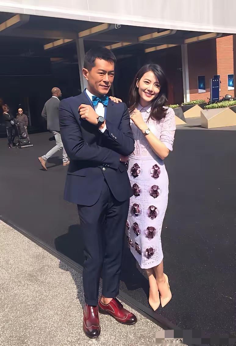 年轻时候的高圆圆和古天乐合影，又帅又美