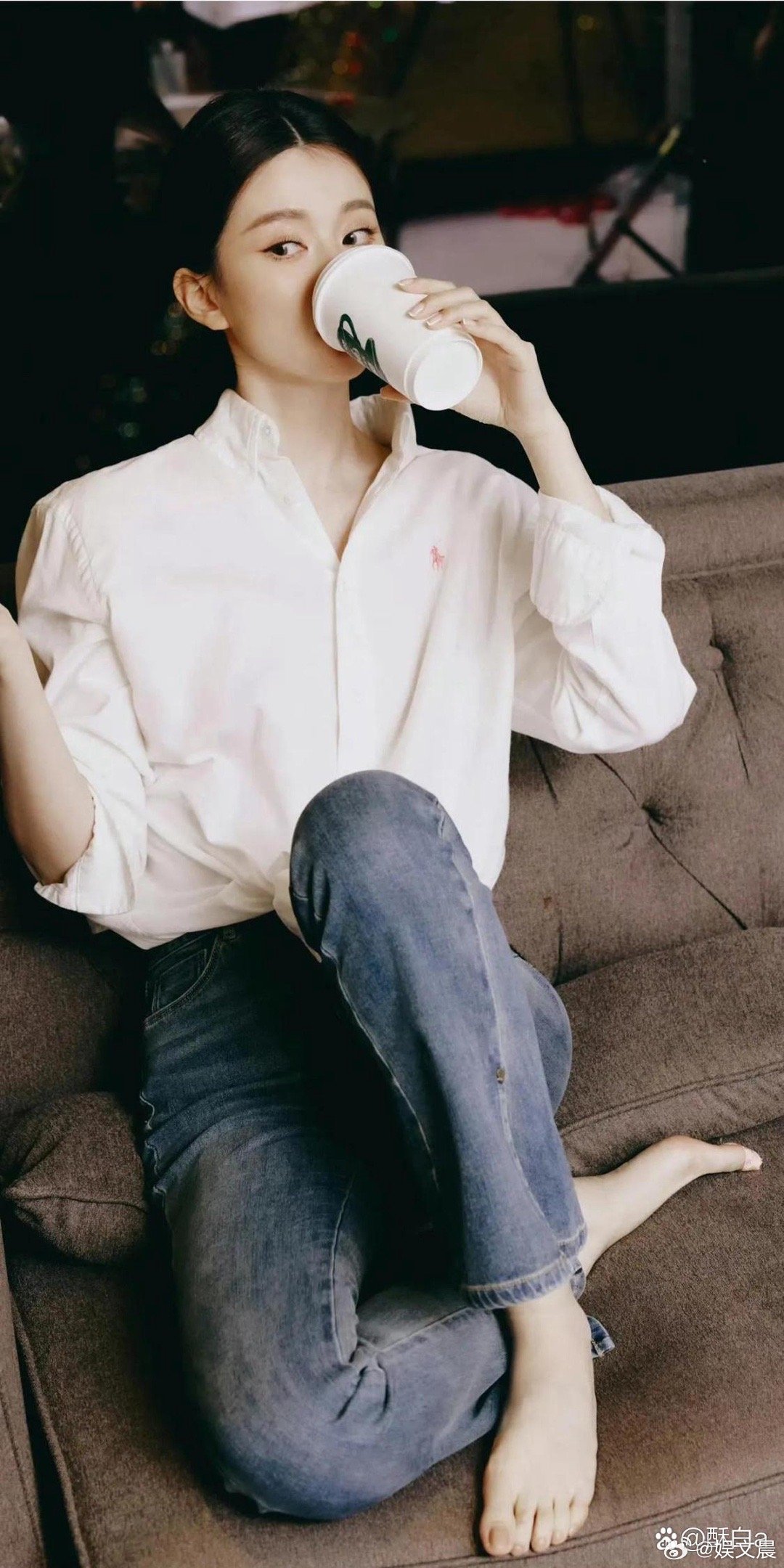 乔欣的笑容甜度超标啦！白衬衫造型温柔又治愈，邻家少女感拉满，气质女神真的太鲨人了