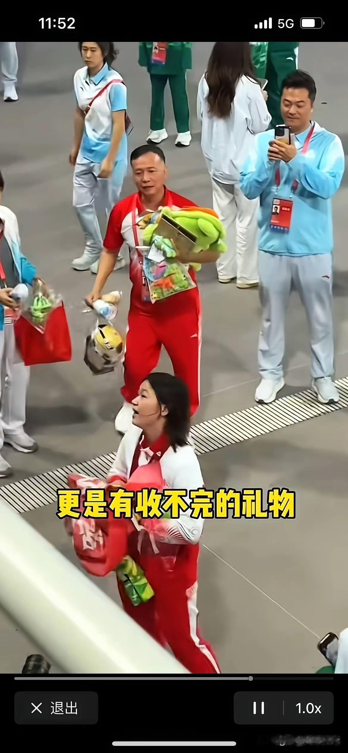 杨威仪才是最宠爱全红婵的，全红婵也是给他争气，如今全红婵走到哪里教练都会帮她收玩