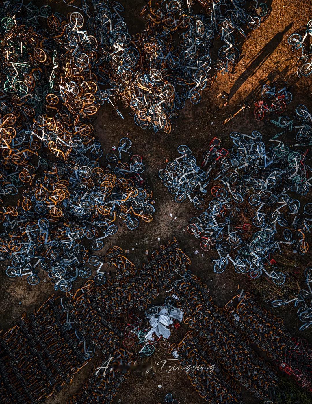 共 享 单 车 坟 场 ， 广 州 ， 2 0 2 1
当年和朋友一起飞air2