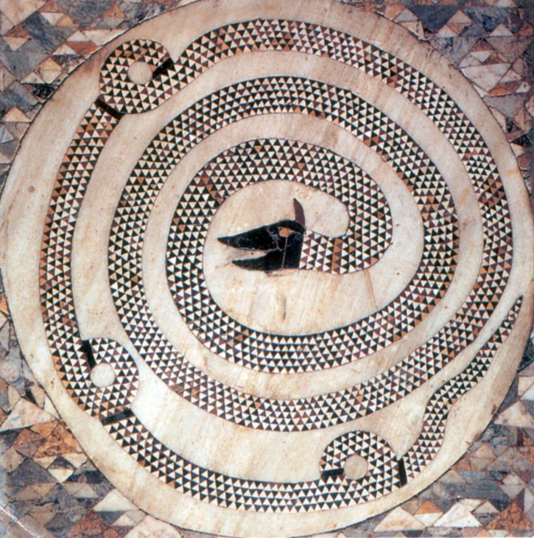 蛇形马赛克，12 世纪，位于意大利圣阿德里亚诺教堂。马赛克由彩色石块制...